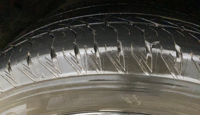 2022 Mahindra XUV700 AX 7 P AT 7 STR, Petrol, Automatic, 53,385 km, Left Front Tyre Tread