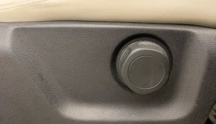 2022 Mahindra XUV700 AX 7 P AT 7 STR, Petrol, Automatic, 53,385 km, Driver Side Adjustment Panel