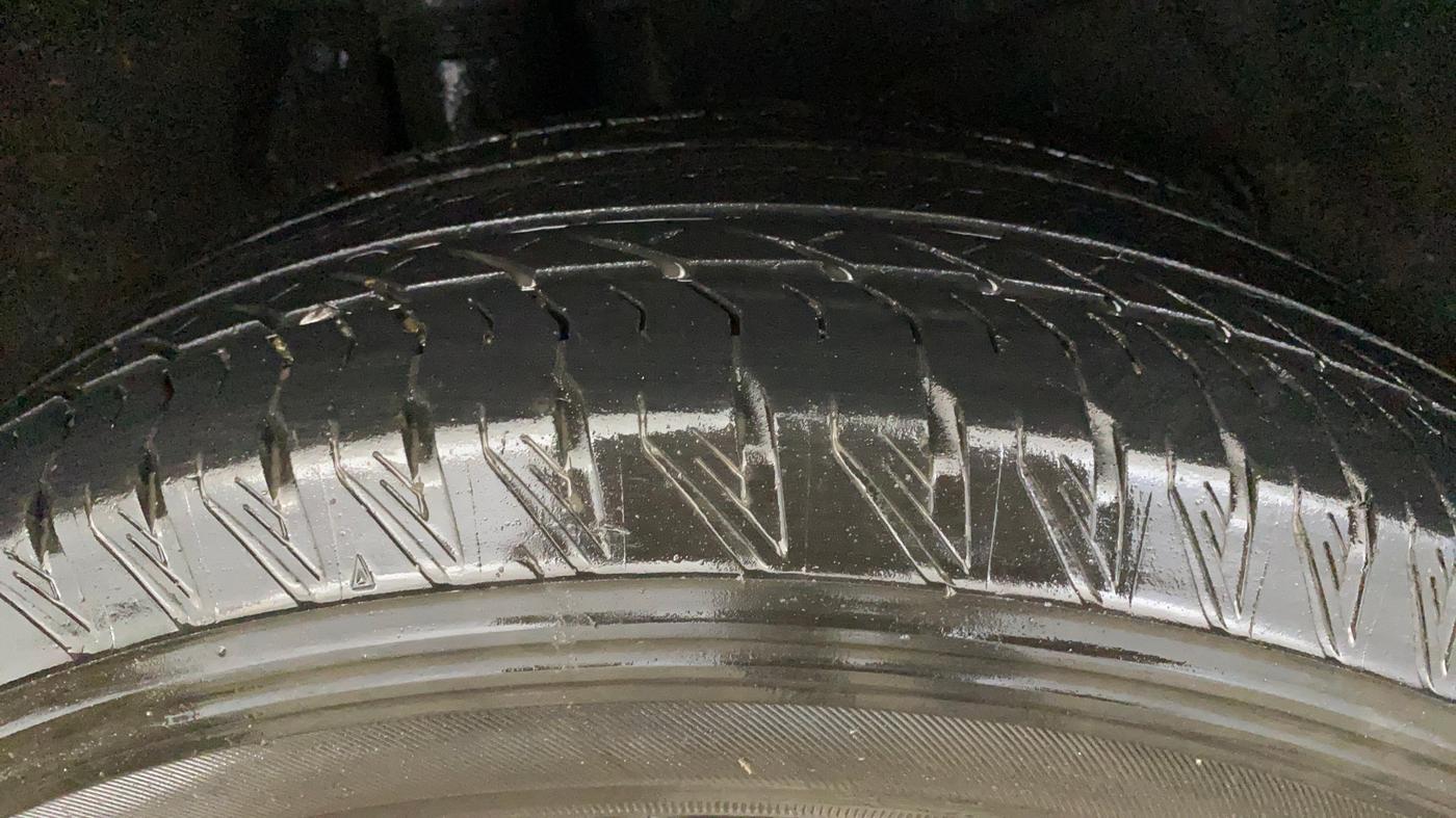 2022 Mahindra XUV700 AX 7 P AT 7 STR, Petrol, Automatic, 53,385 km, Right Rear Tyre Tread