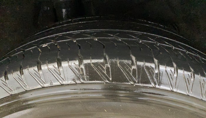 2022 Mahindra XUV700 AX 7 P AT 7 STR, Petrol, Automatic, 53,385 km, Right Rear Tyre Tread