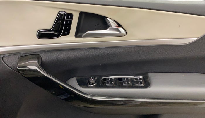 2022 Mahindra XUV700 AX 7 P AT 7 STR, Petrol, Automatic, 53,385 km, Driver Side Door Panels Control