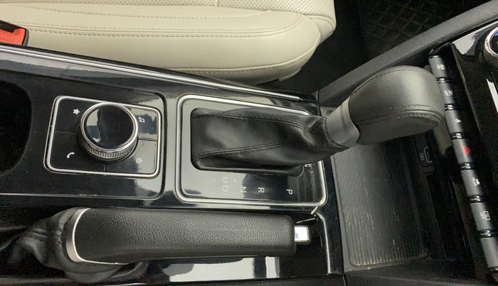 2022 Mahindra XUV700 AX 7 P AT 7 STR, Petrol, Automatic, 53,385 km, Gear Lever