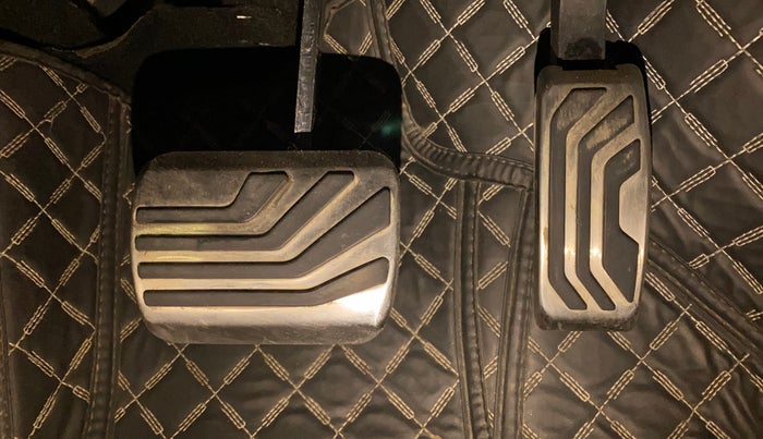 2022 Mahindra XUV700 AX 7 P AT 7 STR, Petrol, Automatic, 53,385 km, Pedals