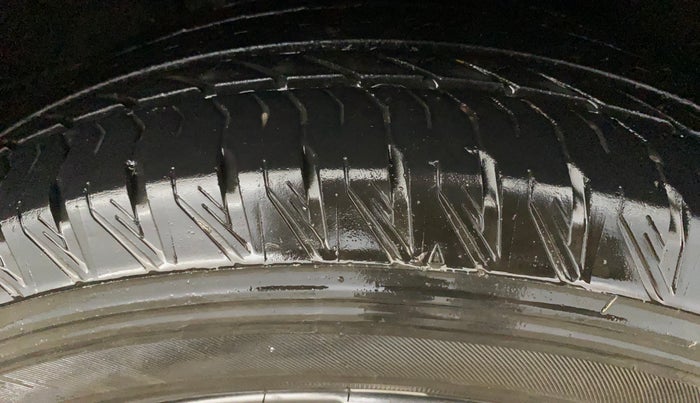 2022 Mahindra XUV700 AX 7 P AT 7 STR, Petrol, Automatic, 53,385 km, Right Front Tyre Tread