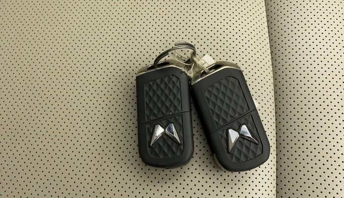 2022 Mahindra XUV700 AX 7 P AT 7 STR, Petrol, Automatic, 53,385 km, Key Close Up