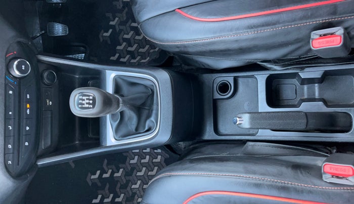 2022 Tata PUNCH ACCOMPLISHED MT, Petrol, Manual, 36,020 km, Gear Lever