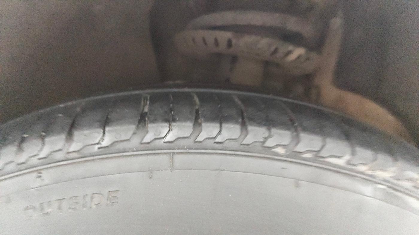 2019 Volkswagen Vento HIGHLINE 1.5 AT, Diesel, Automatic, 1,00,189 km, Left Front Tyre Tread