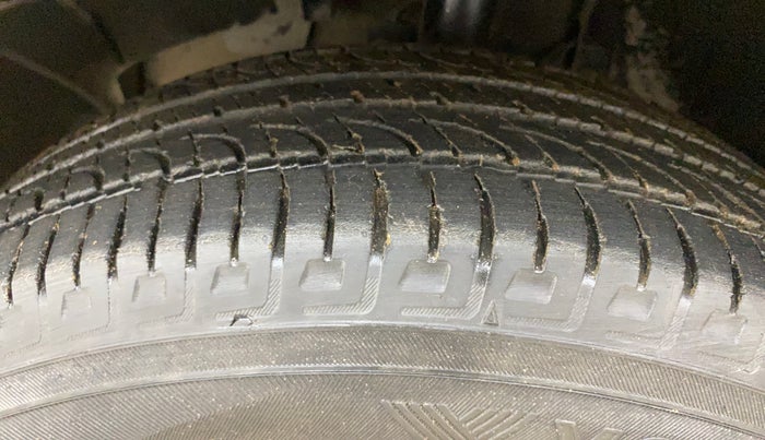 2015 Nissan Terrano XV D THP PREMIUM 110 PS, Diesel, Manual, 1,09,754 km, Left Front Tyre Tread