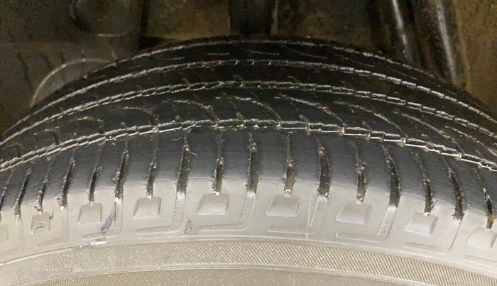 2015 Nissan Terrano XV D THP PREMIUM 110 PS, Diesel, Manual, 1,09,754 km, Right Rear Tyre Tread