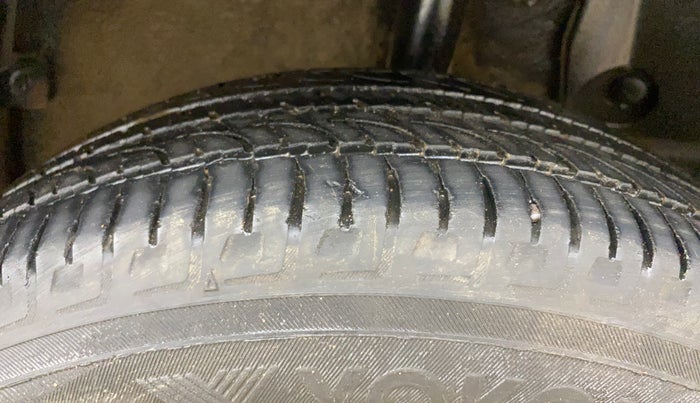 2015 Nissan Terrano XV D THP PREMIUM 110 PS, Diesel, Manual, 1,09,754 km, Left Rear Tyre Tread