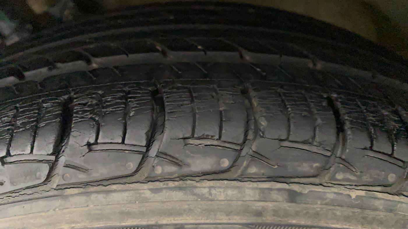 2015 Maruti Swift Dzire ZDI, Diesel, Manual, 30,593 km, Left Front Tyre Tread
