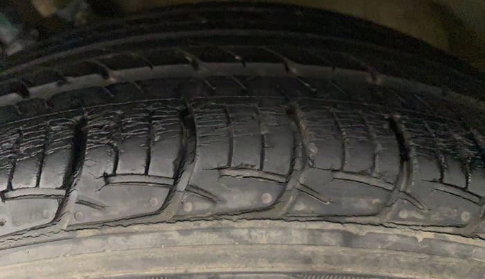 2015 Maruti Swift Dzire ZDI, Diesel, Manual, 30,593 km, Left Front Tyre Tread