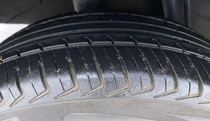 2015 Renault Kwid RXT, Petrol, Manual, 23,340 km, Right Rear Tyre Tread