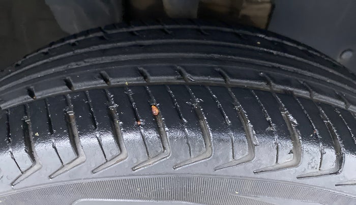 2015 Renault Kwid RXT, Petrol, Manual, 23,340 km, Right Front Tyre Tread