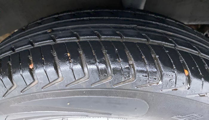 2015 Renault Kwid RXT, Petrol, Manual, 23,340 km, Left Rear Tyre Tread