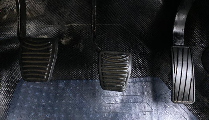 2018 Mahindra KUV 100 NXT K8 P 6 STR DUAL TONE, Petrol, Manual, 46,310 km, Pedals