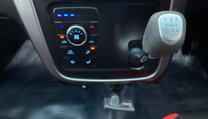 2018 Mahindra KUV 100 NXT K8 P 6 STR DUAL TONE, Petrol, Manual, 46,310 km, Gear Lever