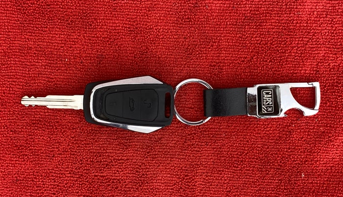 2018 Mahindra KUV 100 NXT K8 P 6 STR DUAL TONE, Petrol, Manual, 46,310 km, Key Close Up