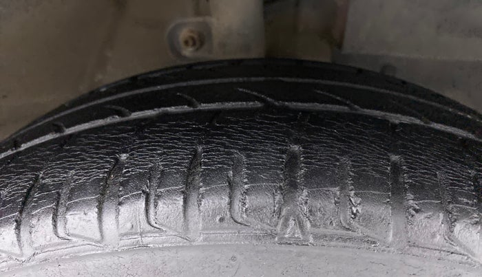 2018 Mahindra KUV 100 NXT K8 P 6 STR DUAL TONE, Petrol, Manual, 46,310 km, Right Front Tyre Tread