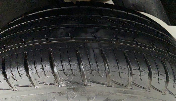 2015 Renault Duster 85 PS RXE, Diesel, Manual, 545 km, Left Front Tyre Tread