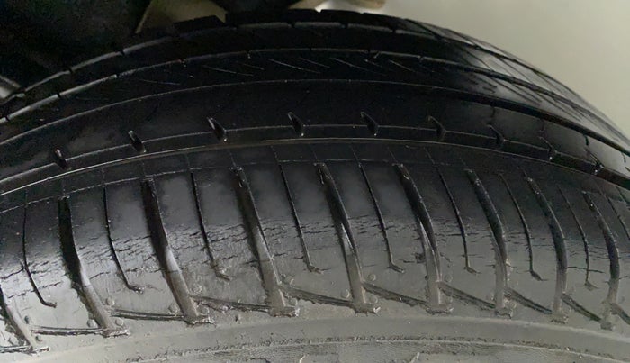 2015 Renault Duster 85 PS RXE, Diesel, Manual, 545 km, Left Rear Tyre Tread