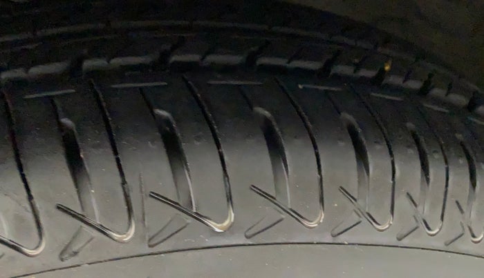 2016 Hyundai i10 MAGNA 1.2, Petrol, Manual, 12,300 km, Left Rear Tyre Tread