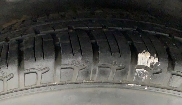 2016 Hyundai i10 MAGNA 1.2, Petrol, Manual, 12,300 km, Right Rear Tyre Tread