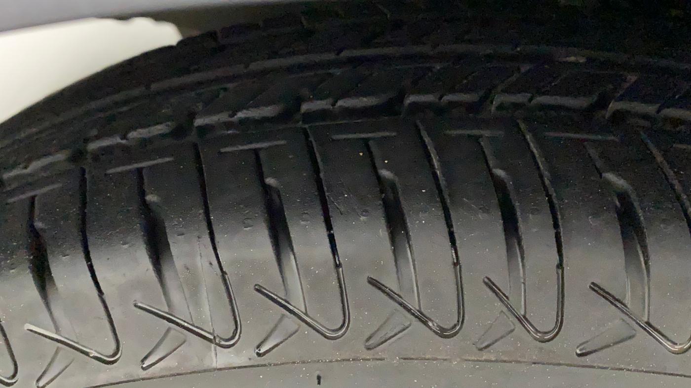 2016 Hyundai i10 MAGNA 1.2, Petrol, Manual, 12,300 km, Left Front Tyre Tread