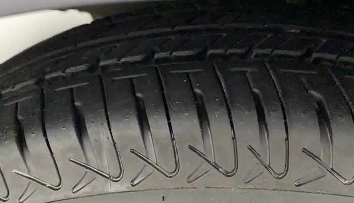 2016 Hyundai i10 MAGNA 1.2, Petrol, Manual, 12,300 km, Left Front Tyre Tread