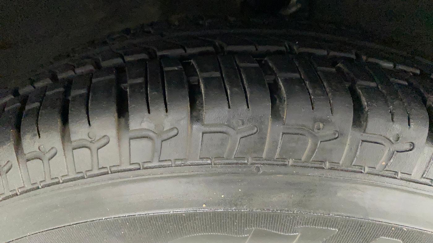 2016 Hyundai i10 MAGNA 1.2, Petrol, Manual, 12,300 km, Right Front Tyre Tread