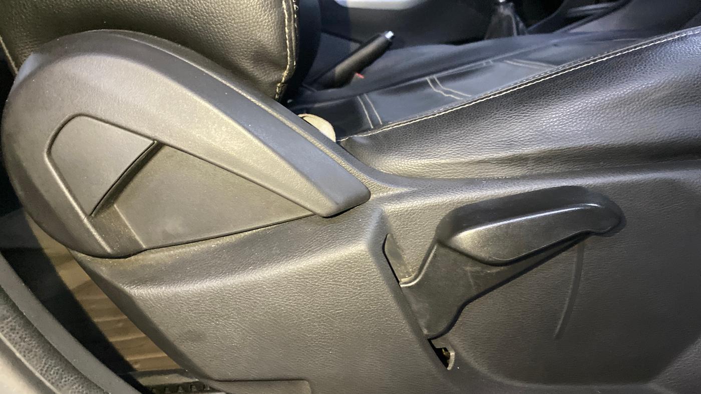 2017 Ford New Figo TITANIUM 1.2 PETROL MT, Petrol, Manual, 34,711 km, Driver Side Adjustment Panel