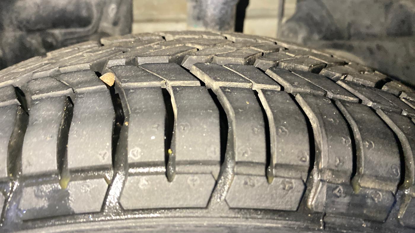 2017 Ford New Figo TITANIUM 1.2 PETROL MT, Petrol, Manual, 34,711 km, Left Front Tyre Tread