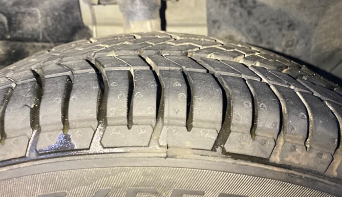 2017 Ford New Figo TITANIUM 1.2 PETROL MT, Petrol, Manual, 34,711 km, Right Front Tyre Tread