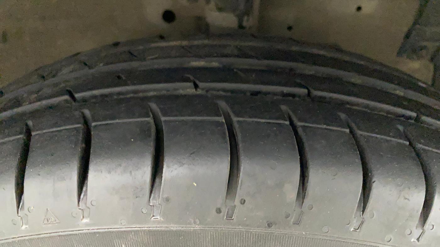 2015 Maruti Swift Dzire VXI, Petrol, Manual, 66,694 km, Right Front Tyre Tread