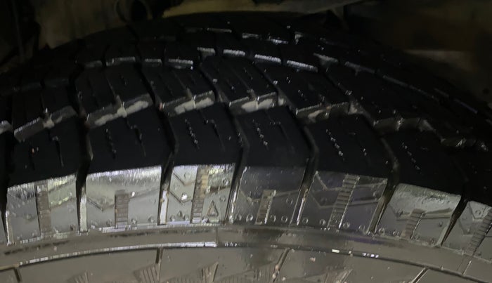 2017 Tata Hexa XMA 4X2 7 STR, Diesel, Automatic, 77,501 km, Right Front Tyre Tread