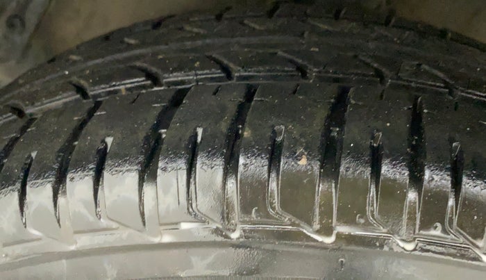 2011 Hyundai i20 MAGNA (O) 1.2, Petrol, Manual, 54,054 km, Left Front Tyre Tread