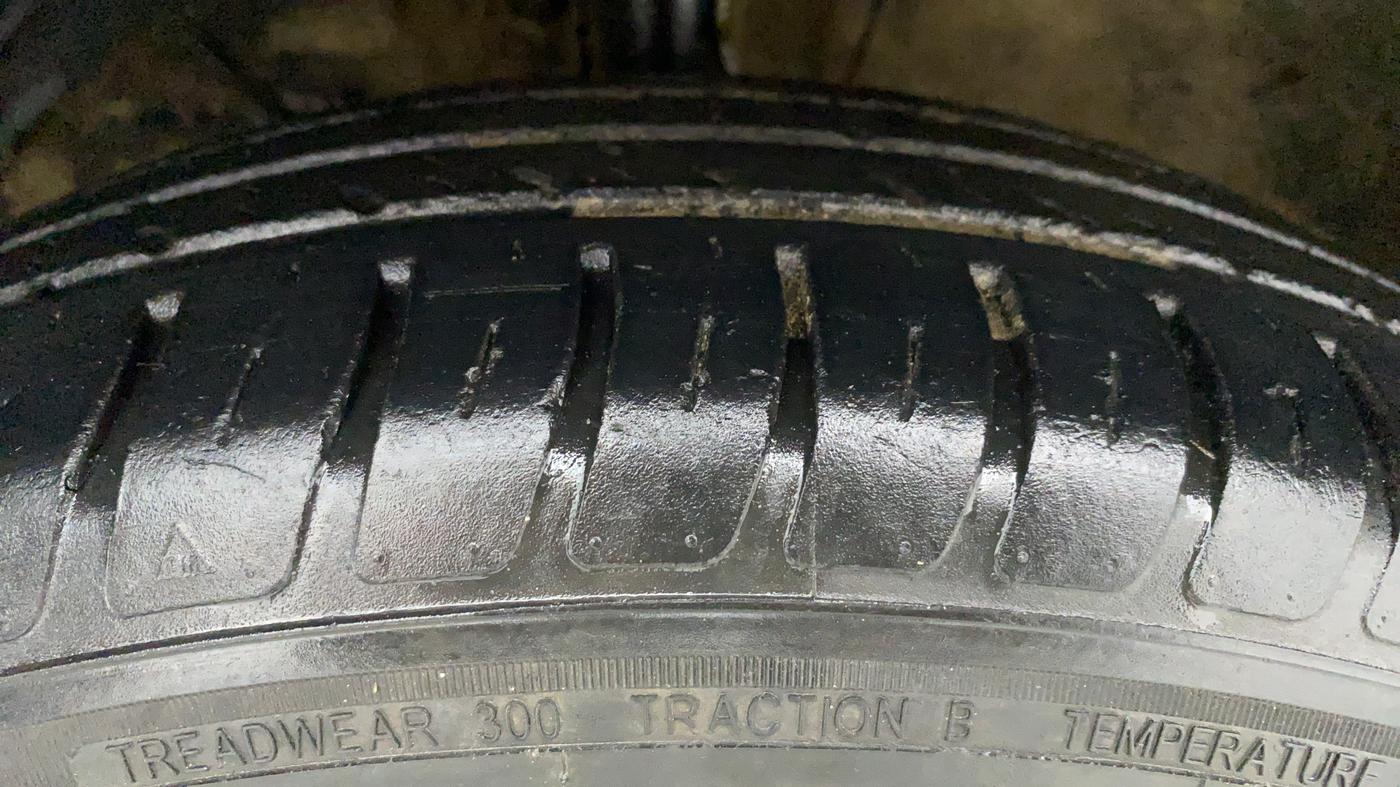 2018 Maruti Dzire LXI, Petrol, Manual, 35,890 km, Left Front Tyre Tread