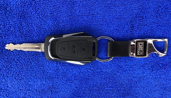 2019 Mahindra KUV 100 NXT K8 P 6 STR, Petrol, Manual, 57,454 km, Key Close Up