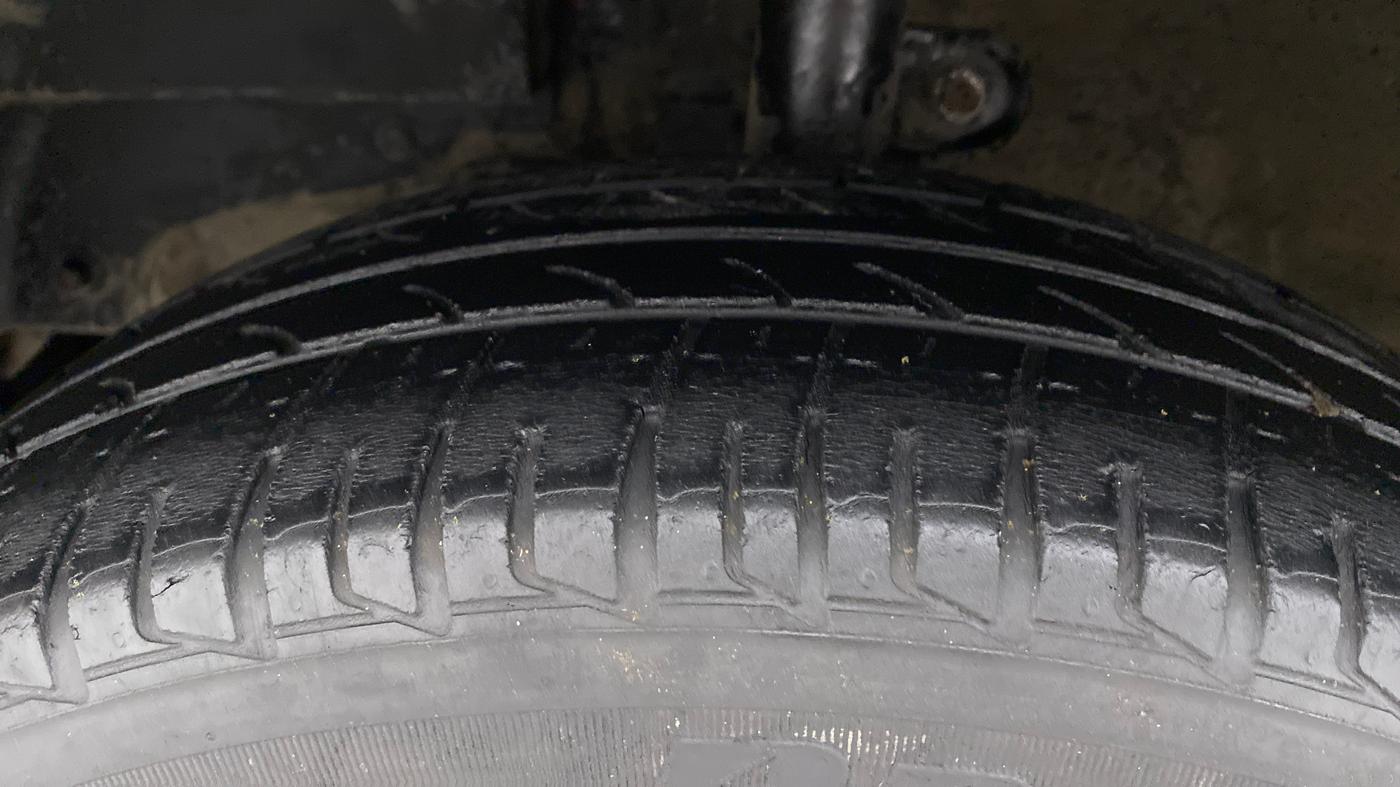 2019 Mahindra KUV 100 NXT K8 P 6 STR, Petrol, Manual, 57,454 km, Left Front Tyre Tread