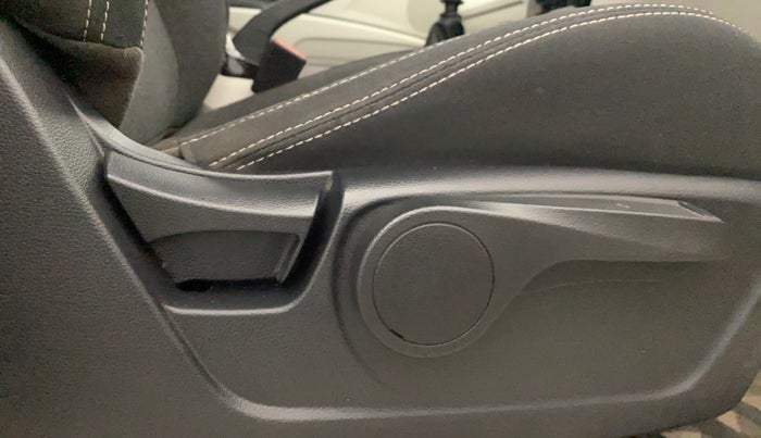 2024 Mahindra XUV 3XO AX5 1.2 L TCMPFi, Petrol, Manual, 28,471 km, Driver Side Adjustment Panel