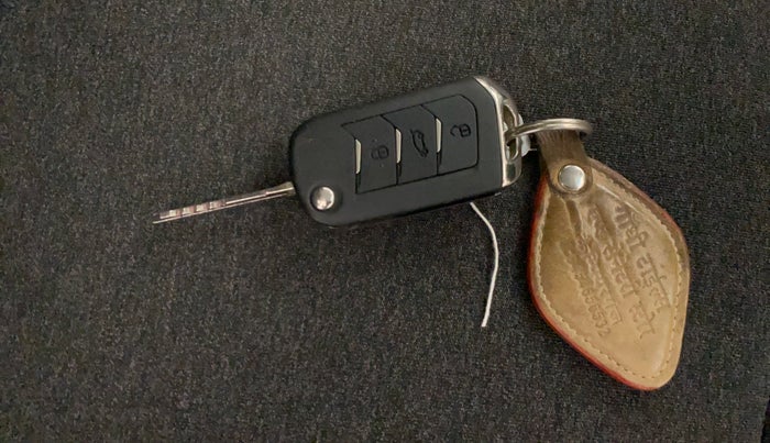 2024 Mahindra XUV 3XO AX5 1.2 L TCMPFi, Petrol, Manual, 28,471 km, Key Close Up