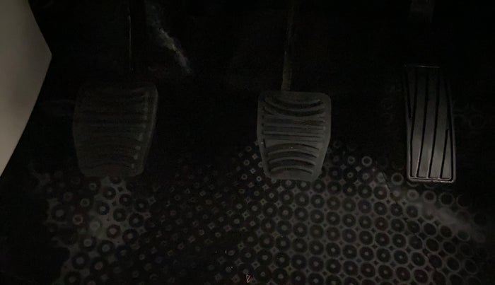 2024 Mahindra XUV 3XO AX5 1.2 L TCMPFi, Petrol, Manual, 28,471 km, Pedals