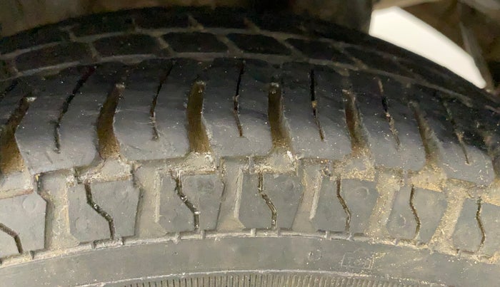 2013 Hyundai Eon MAGNA +, Petrol, Manual, 1,00,365 km, Left Rear Tyre Tread