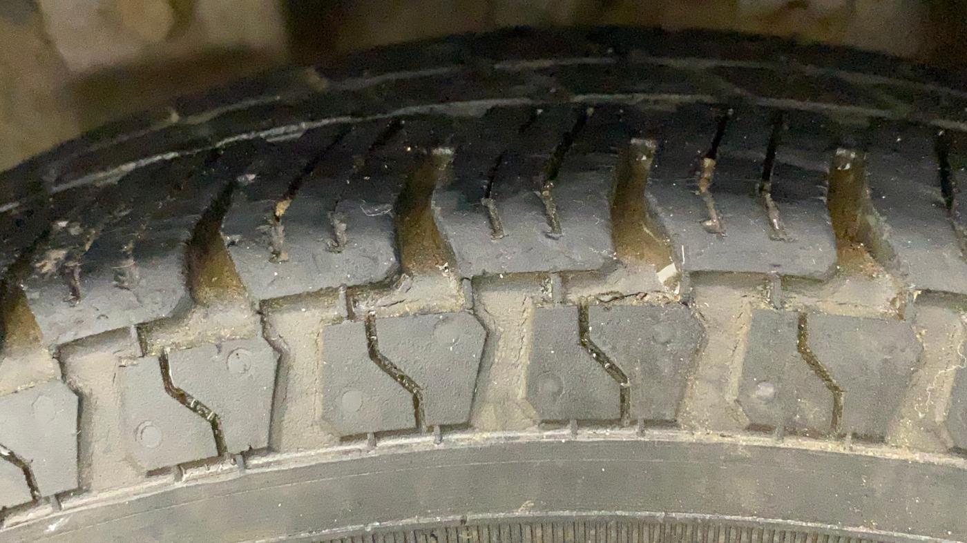 2013 Hyundai Eon MAGNA +, Petrol, Manual, 1,00,365 km, Left Front Tyre Tread