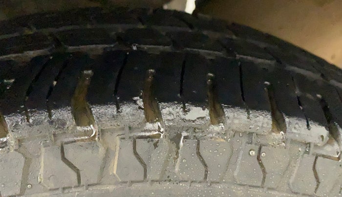2013 Hyundai Eon MAGNA +, Petrol, Manual, 1,00,365 km, Right Rear Tyre Tread