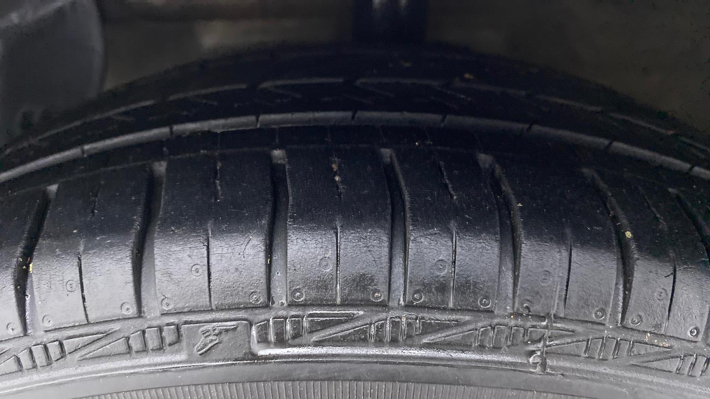 2017 Hyundai Grand i10 SPORTZ (O) 1.2 AT VTVT, CNG, Automatic, 92,144 km, Left Front Tyre Tread