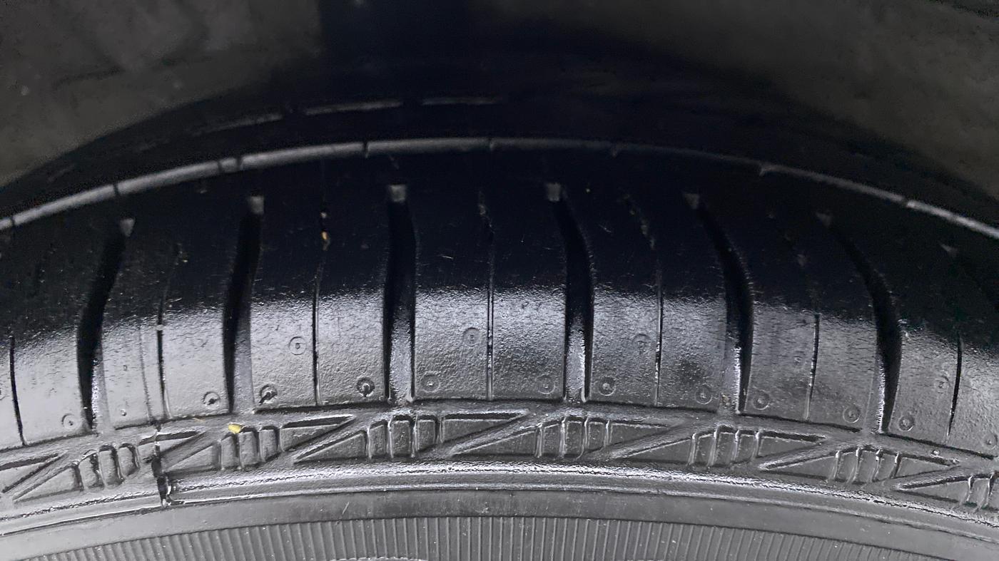 2017 Hyundai Grand i10 SPORTZ (O) 1.2 AT VTVT, CNG, Automatic, 92,144 km, Right Rear Tyre Tread