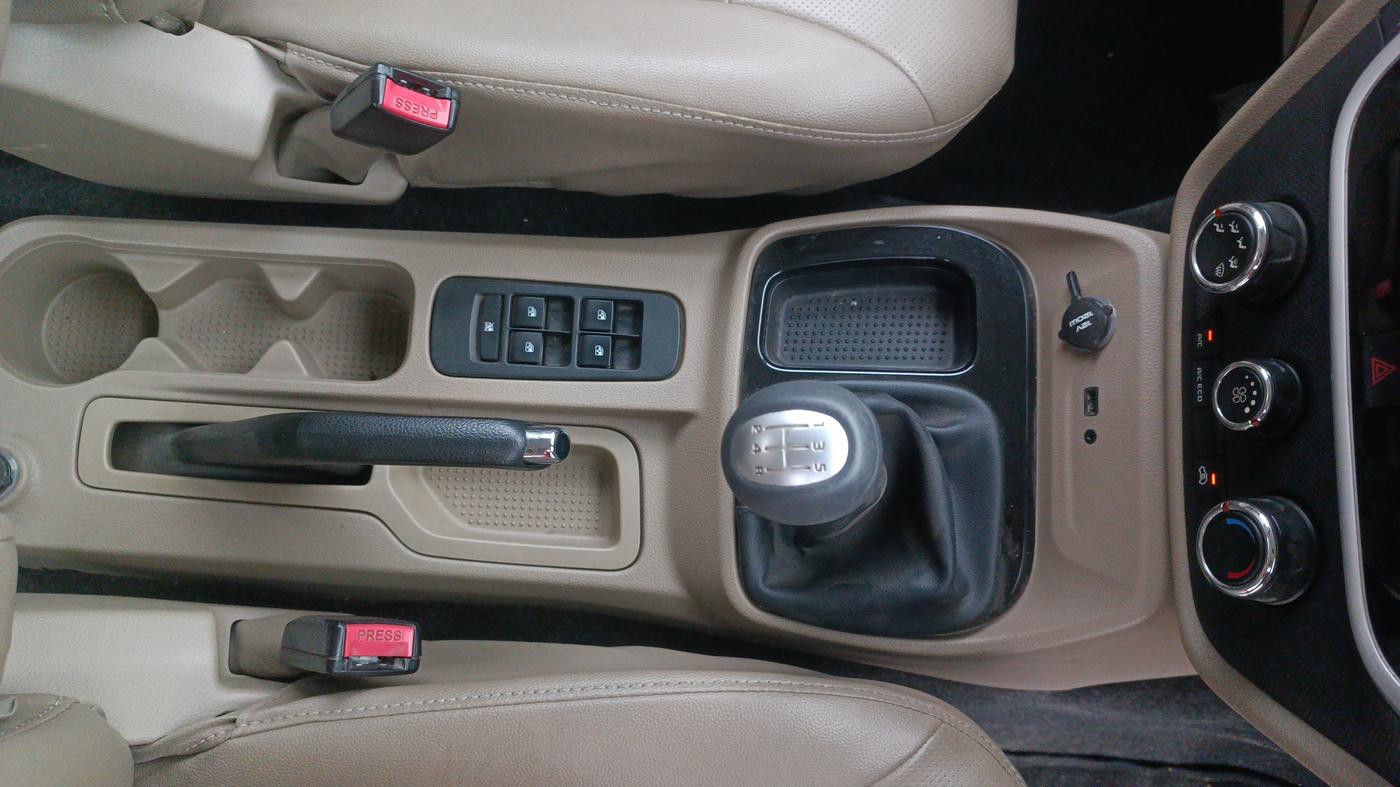 2015 Mahindra TUV300 T8, Diesel, Manual, 1,30,605 km, Gear Lever