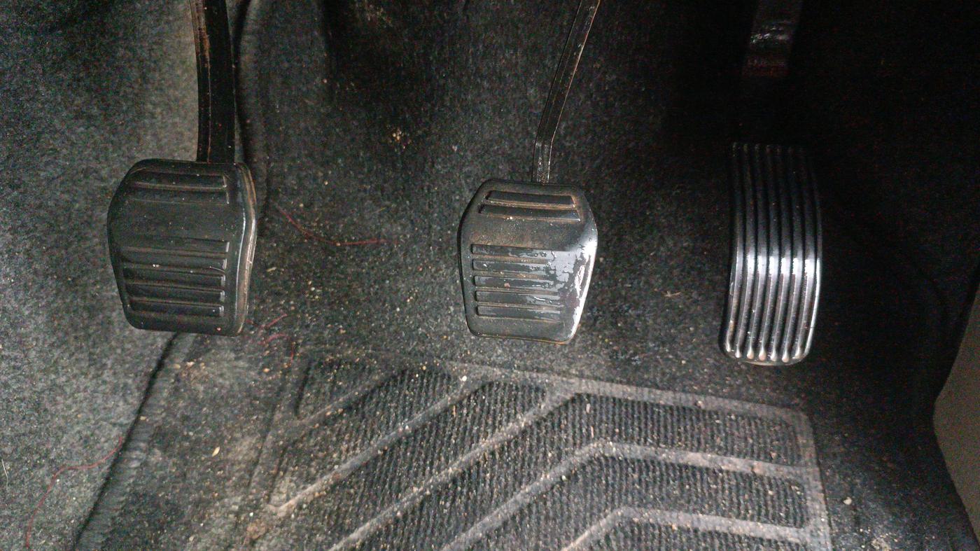 2015 Mahindra TUV300 T8, Diesel, Manual, 1,30,605 km, Pedals