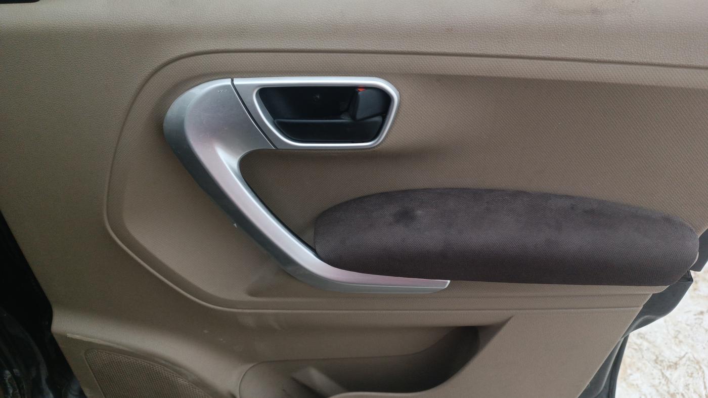 2015 Mahindra TUV300 T8, Diesel, Manual, 1,30,605 km, Driver Side Door Panels Control